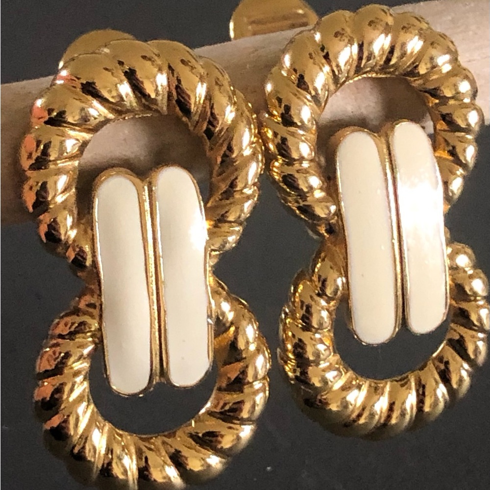Vintage Monet (1980’s) Twisted Rope and Creamy White Enamel Clip-On Earrings - Picture 4 of 5